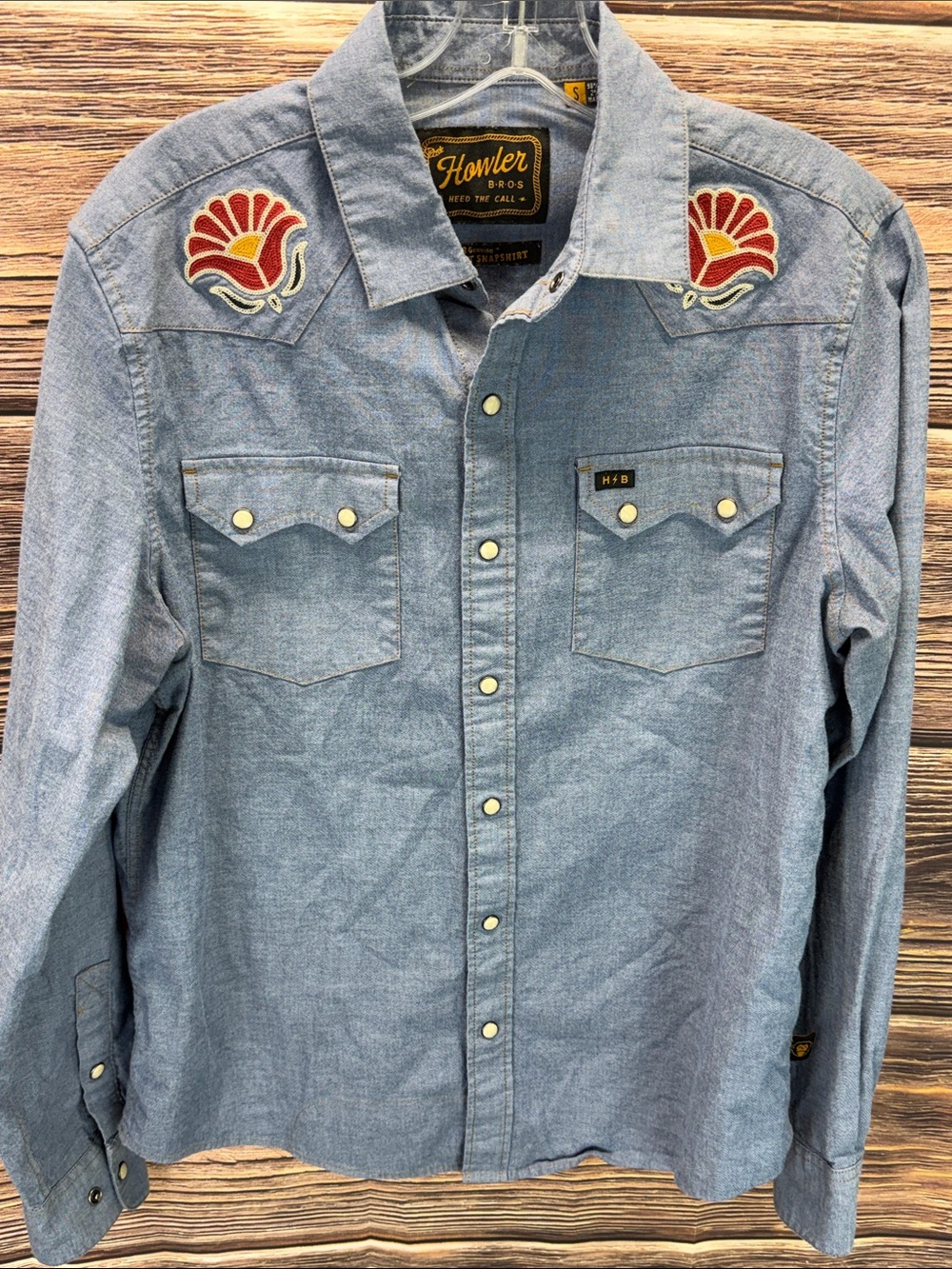 Howler Brothers genuine crosscut western embroidered snapshirt SZ SM. EUC